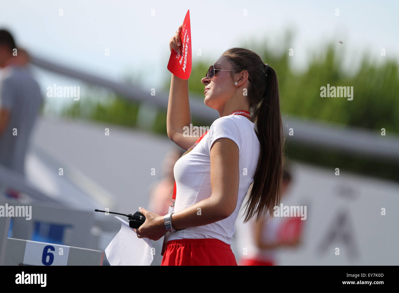 Umag, Kroatien. 23. Juli 2015. Hostess bei der Einzel-Match Thiem V Lajovic an der ATP 26. Konzum Croatia Open Umag Turnier im Stadion Stella Maris, am 23. Juli 2015 in Umag. Bildnachweis: Andrea Spinelli/Alamy Live-Nachrichten Stockfoto