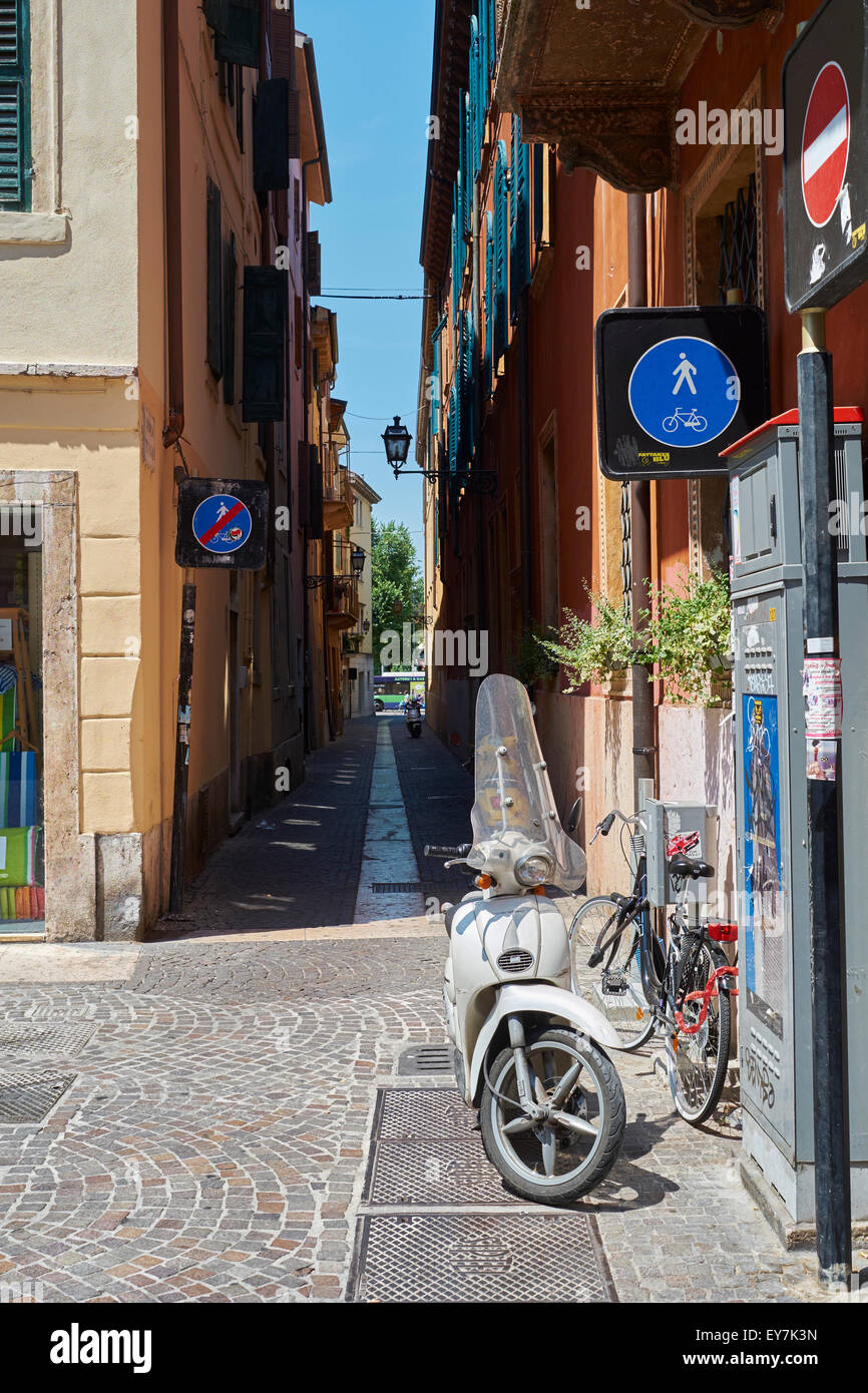 VERONA, Italien - Juli 11: Schmale Gasse in Verona mit Scooter geparkt. 11. Juli 2015 in Verona. Stockfoto