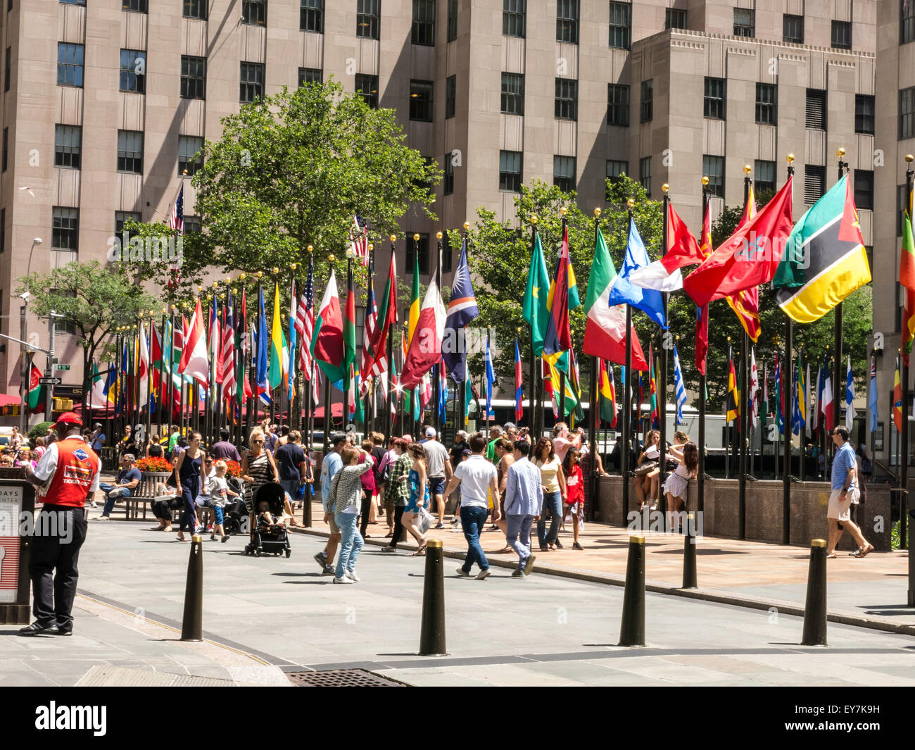 Fahnen im Rockefeller Center Plaza, New York Stockfoto