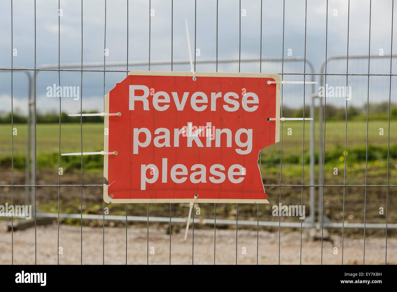Rückwärts Parken bitte Zeichen an einem Zaun befestigt Stockfoto