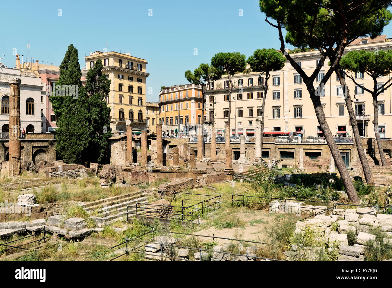 Largo di Torre Argentina ist ein wichtiger Ort in Rom, nur wenige Ruinen von Tempeln gibt es nach dem letzten Angriff. Stockfoto