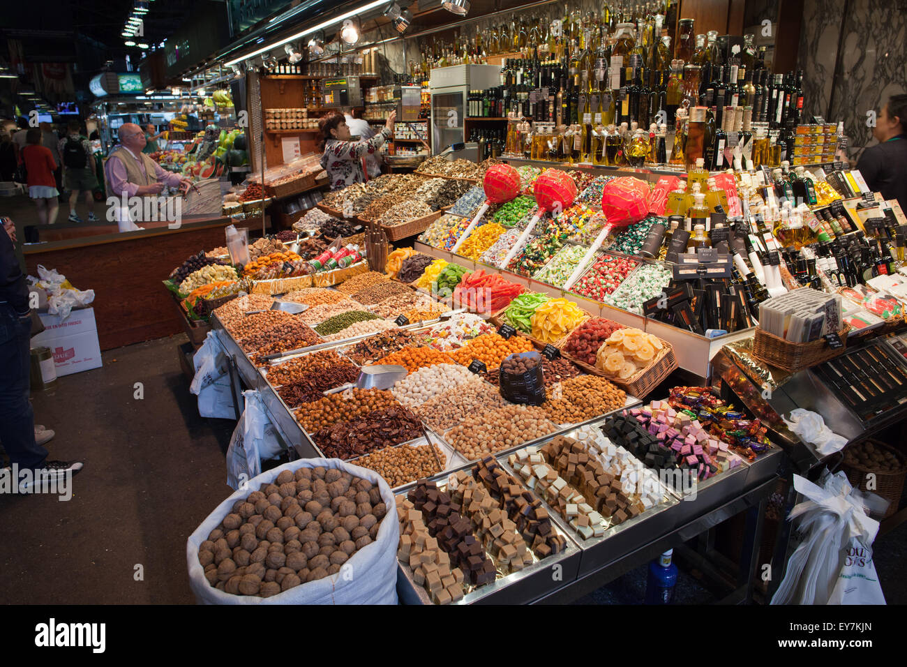 Stall mit getrockneten Früchten, Nüssen, Süßigkeiten und Alkohole in La Boqueria Markt in Barcelona, Katalonien, Spanien Stockfoto