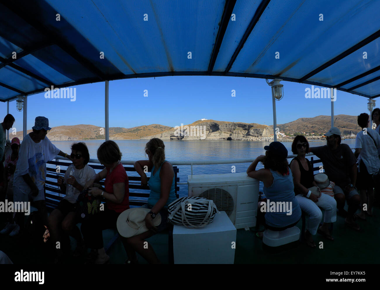 Touristischen Silhouetten im Schatten der Aiolis verlieren Linie Fähre, Ankunft am Agios Efstratios Insel Lesbos Präfektur, GR Stockfoto