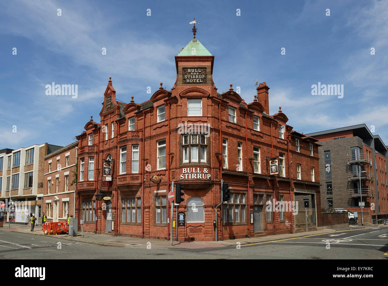 A geschlossen und mit Brettern vernagelt Pub im Stadtzentrum von Chester UK Stockfoto