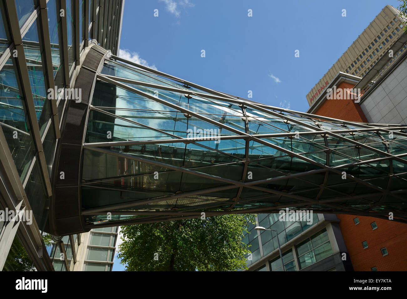 Die Glas-Fußgängerbrücke über Corporation Street in Manchester, die das Einkaufszentrum Arndale, Marks and Spencer verbindet Stockfoto