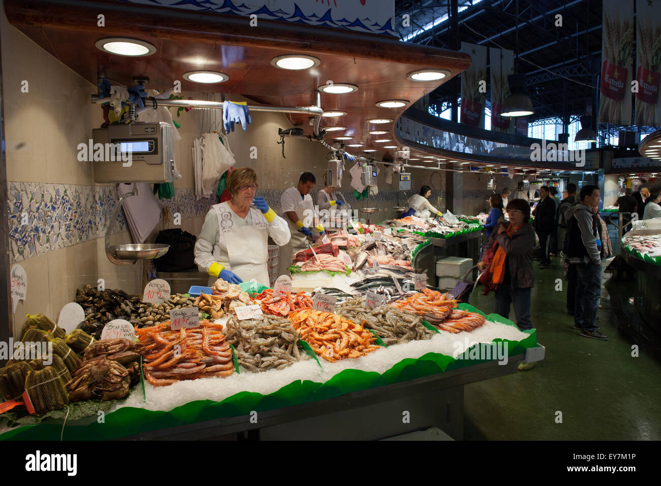 Rohe Meeresfrüchte, Garnelen, Hummer, Krabben, Fische, grosse in La Boqueria Markt in Barcelona, Katalonien, Spanien Stockfoto