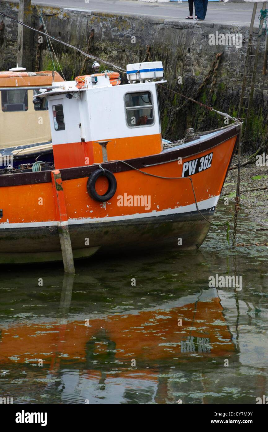 Angelboot/Fischerboot in Cornish Hafen bei Ebbe. Stockfoto