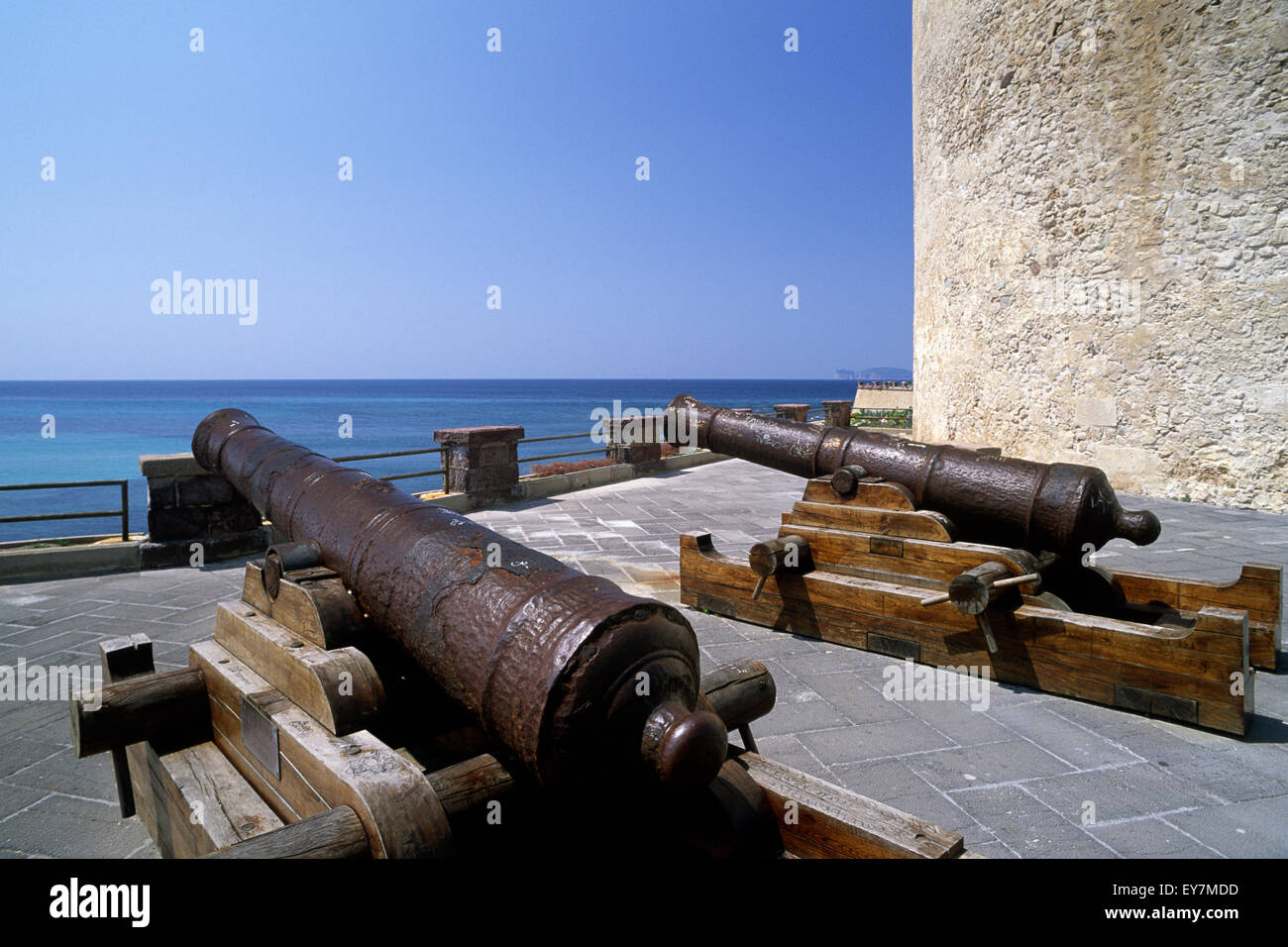 Alte Kanonen, Sperone-Turm, Alghero, Sardinien, Italien Stockfoto
