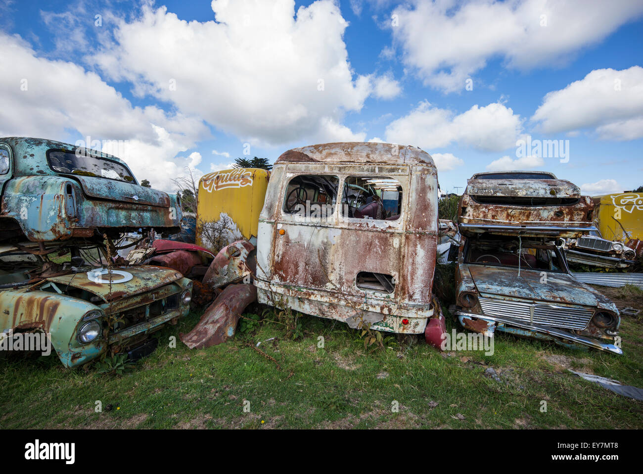 Autoschrott in einem Breakers Yard, Nordinsel, Neuseeland. Stockfoto