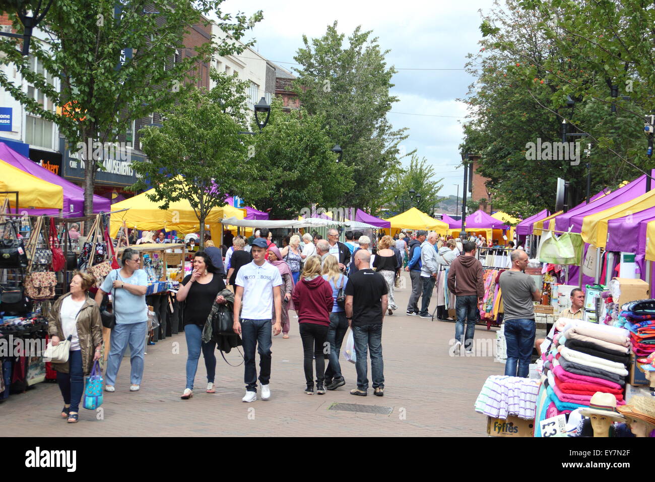 Effingham Straße Rotherham Stadtmitte am Markttag, Rotherham, South Yorkshire England UK Stockfoto