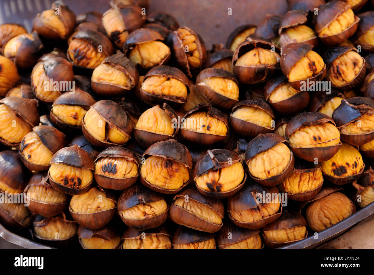 Italien, Rom, Kastanienröstung Stockfoto