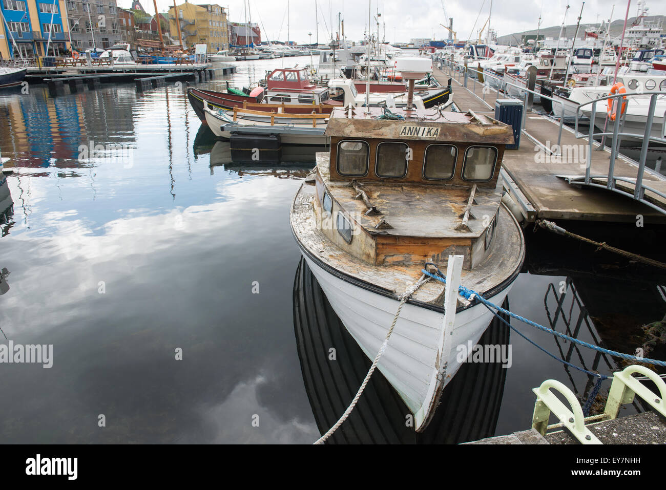 Kleines Boot mit dem Namen Annika in den Hafen von Torshavn auf den Färöer Inseln Stockfoto