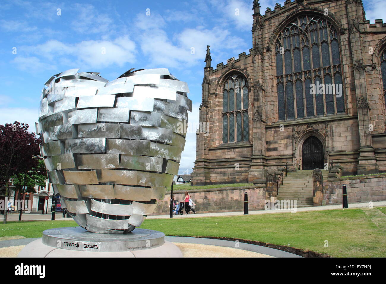 "Heart of Steel" Skulptur des Künstlers Steve Mehdi in Münster Gärten außerhalb Rotherham Minster, Rotherham, Yorkshire, Großbritannien Stockfoto