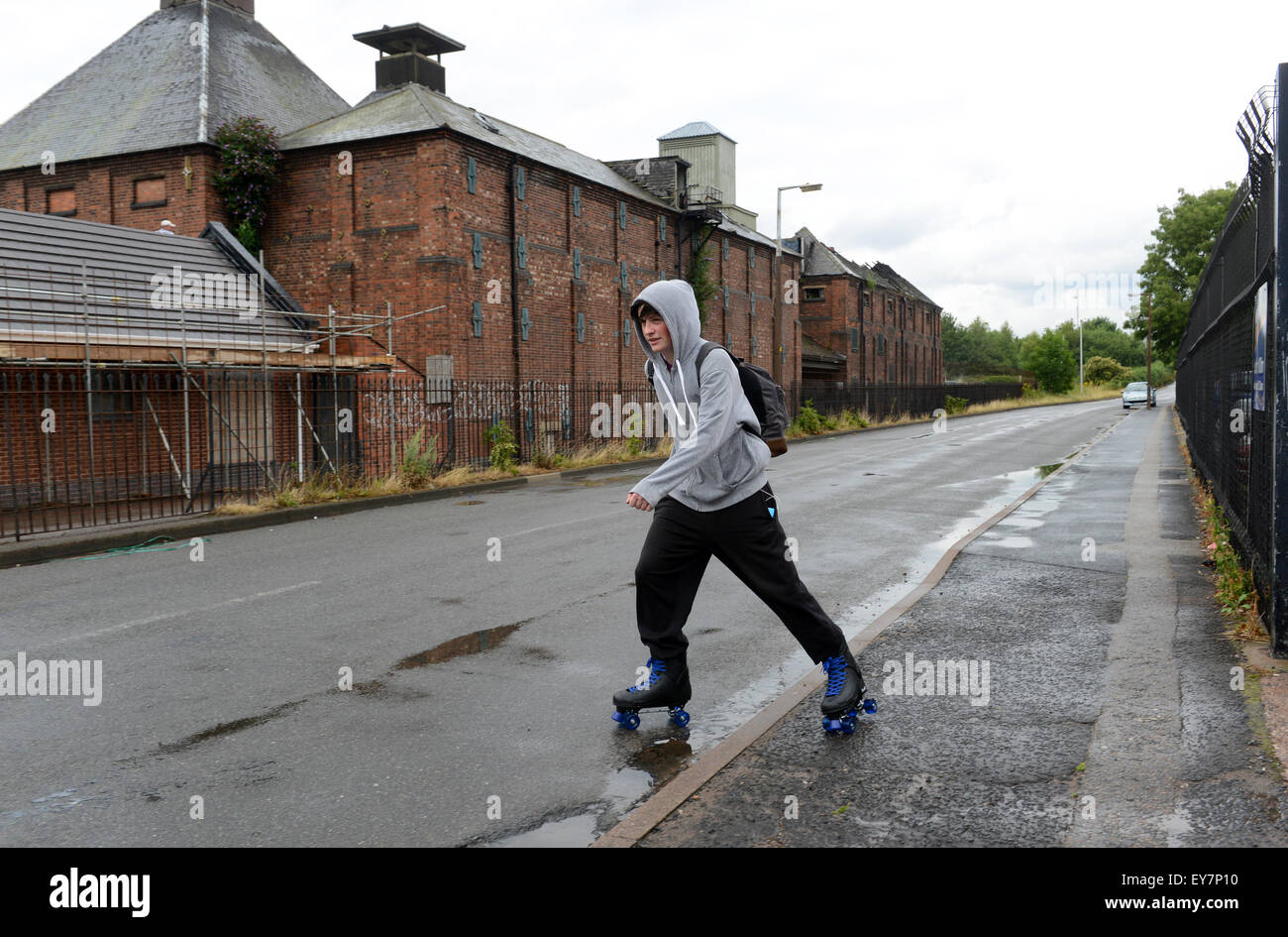 Junger Mann junge Jugend auf Rollschuhen in Langley, Oldbury, West Midlands, Uk Stockfoto