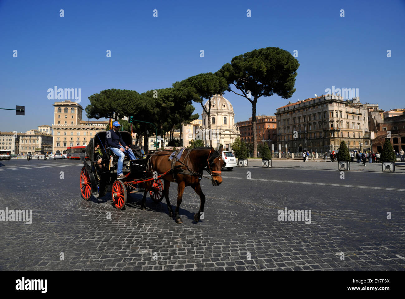 Italien, Rom, Via dei Fori Imperiali, Pferdekutsche Stockfoto