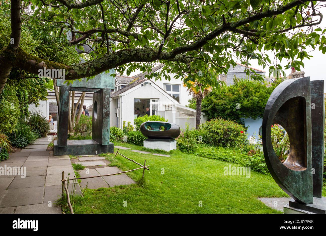 Der Skulpturengarten an der Barbara Hepworth Museum und Skulpturengarten, St. Ives, Cornwall, England, UK Stockfoto