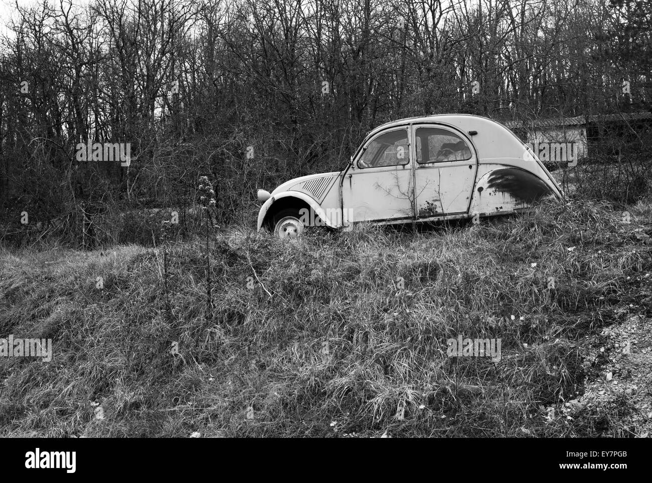 Zerstörten klassische 2cv, Degagnac, Frankreich Stockfoto