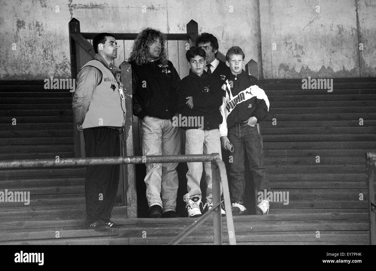 Robert Plant und sein Sohn Logan Stand am verlassenen Nordufer (Kuhstall) Molineux-Stadion Heimat der Wolverhampton Wanderers Football Club zum letzten Mal. WÖLFE V BARNSLEY BEI MOLINEUX 10.05.91 Stockfoto