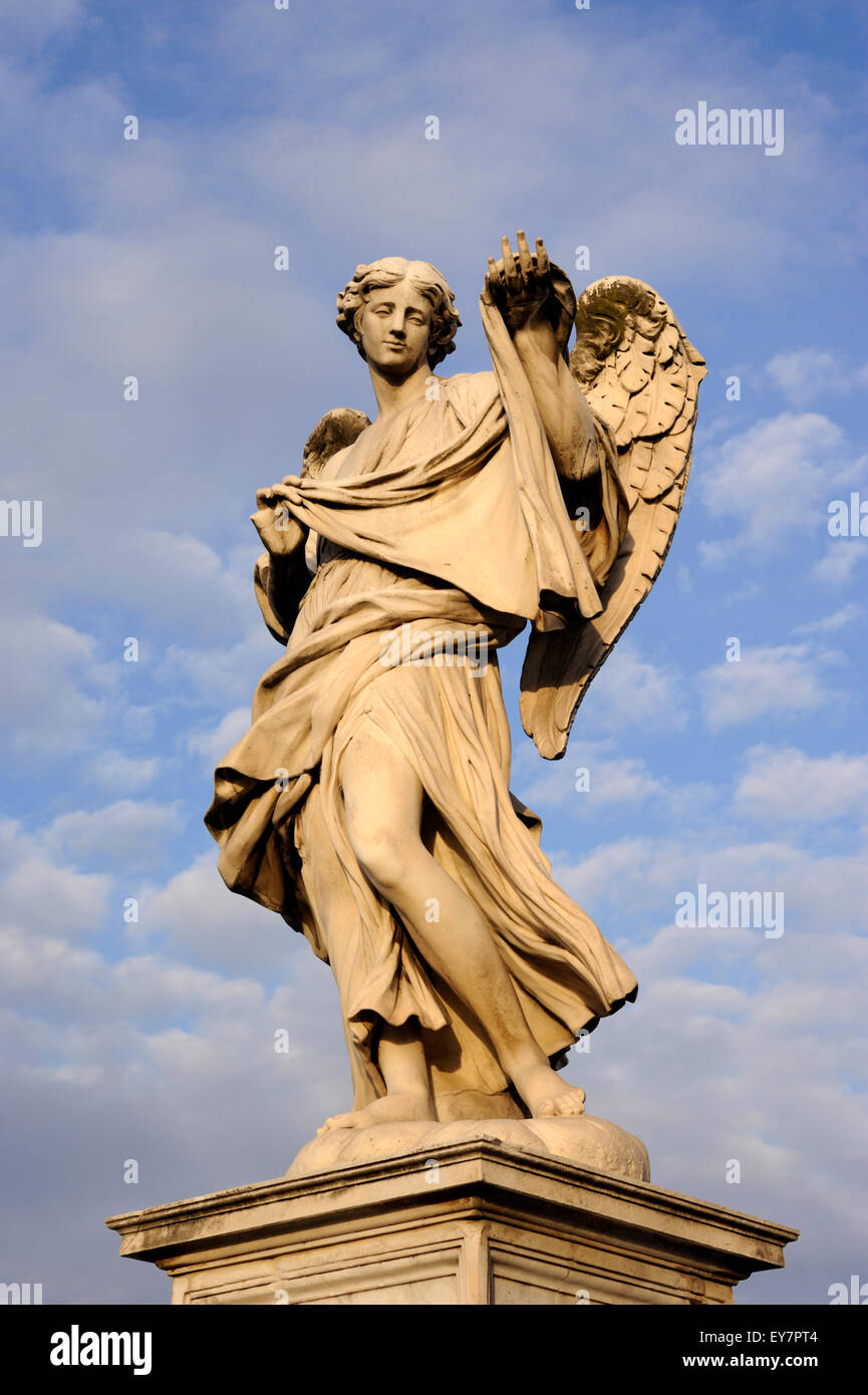 Italien, Rom, Engelsstatue auf der Sant'Angelo-Brücke, Engel mit dem Sudarium Stockfoto