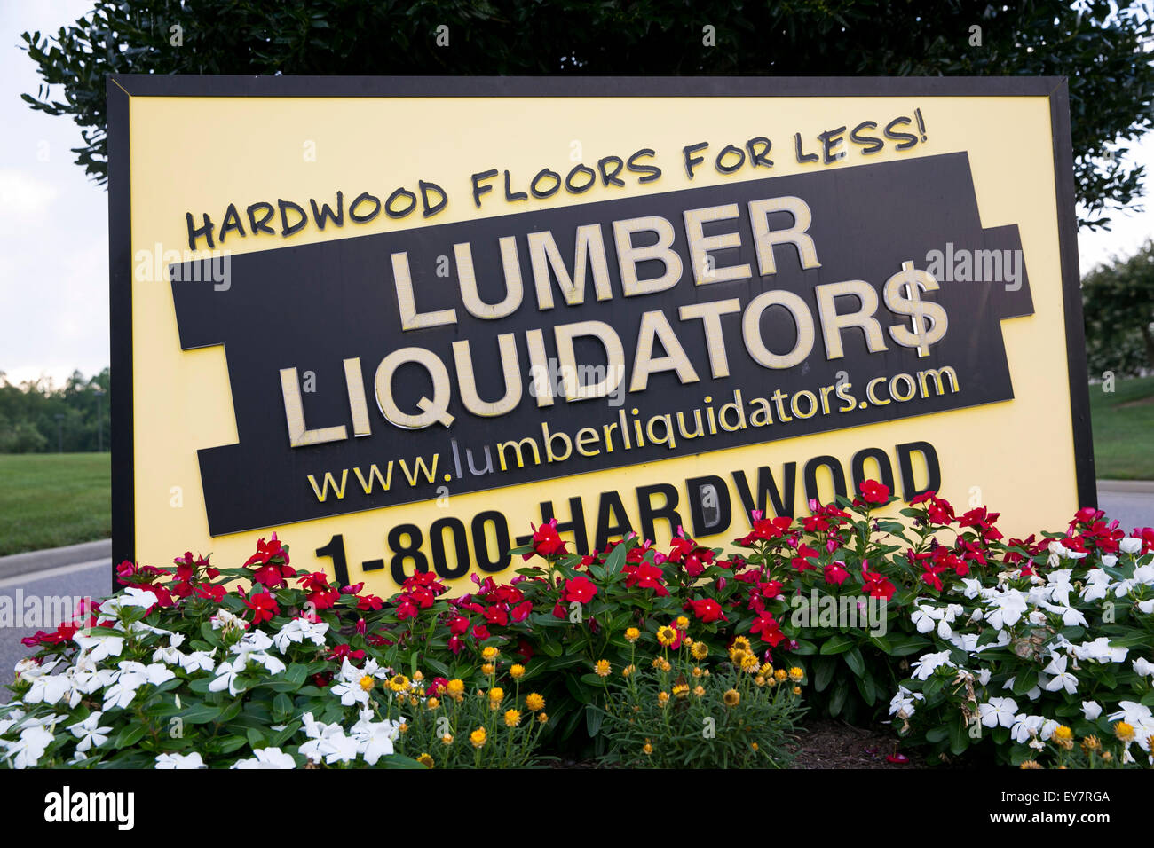 Ein Logo Zeichen außerhalb der Hauptsitz von Bauholz Liquidatoren, Inc., in Toano, Virginia am 18. Juli 2015. Stockfoto