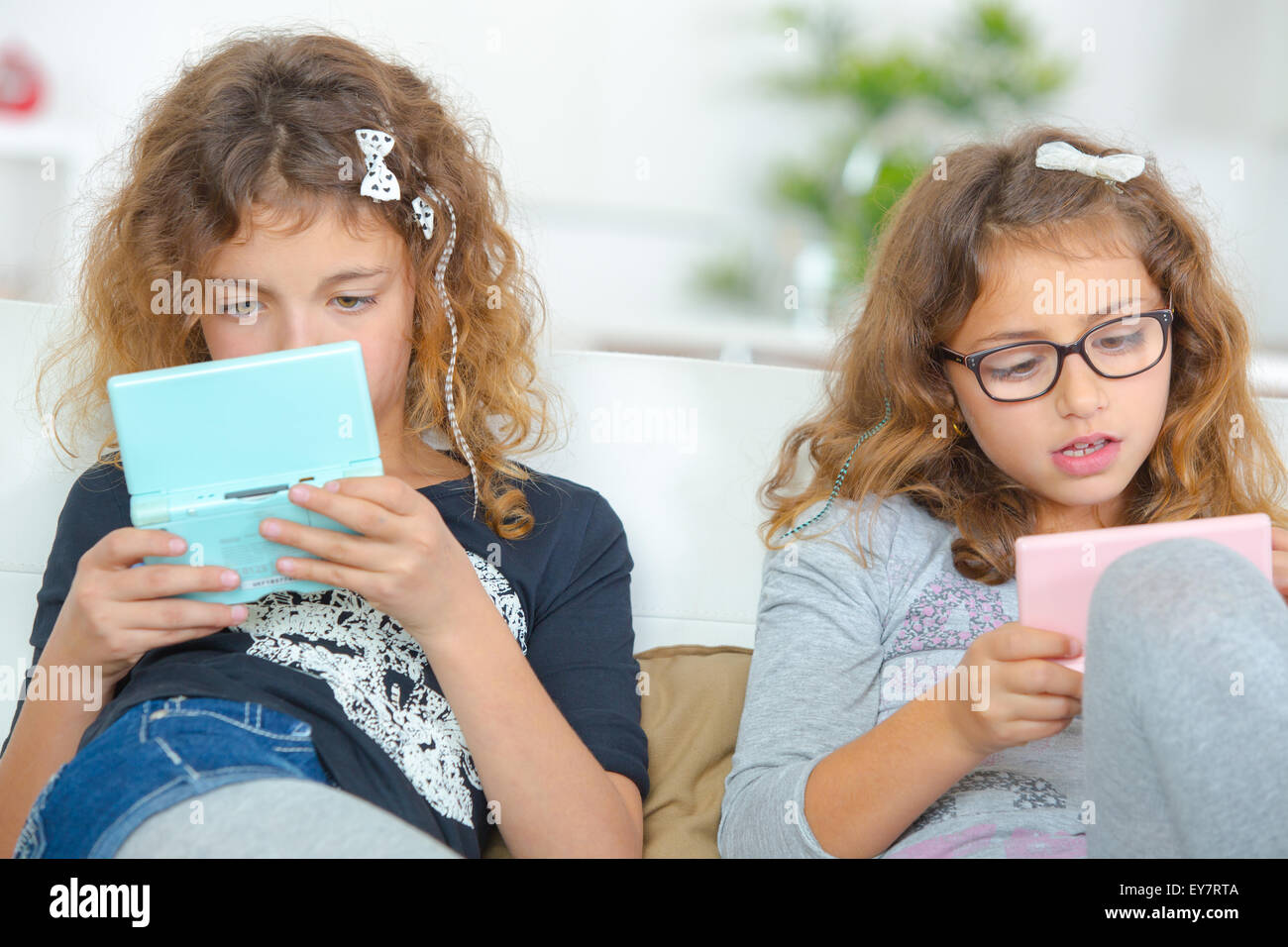 Zwei Mädchen spielen von Computerspielen Stockfoto