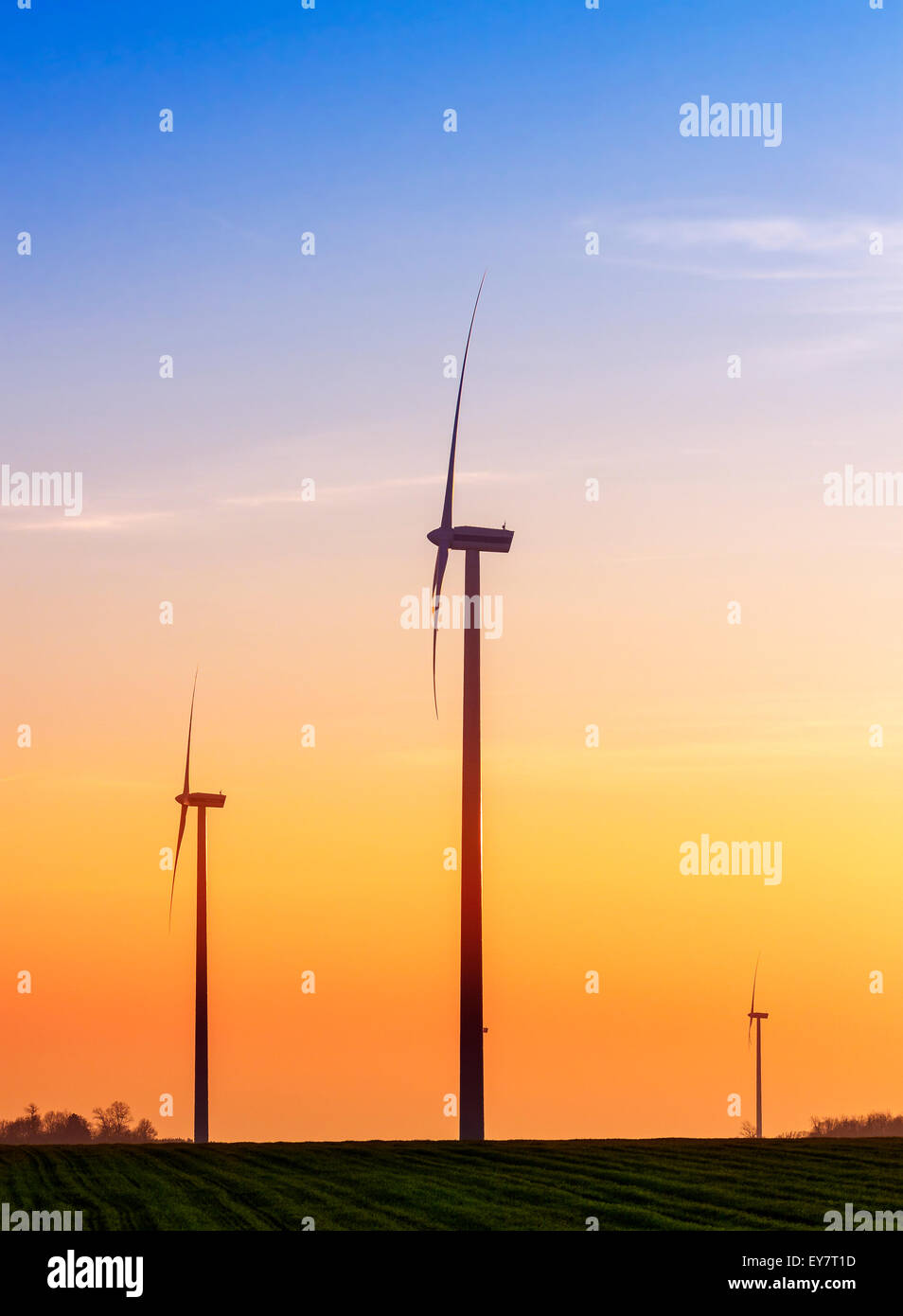 Alternative Energie-Konzept, Windmühlen bei Sonnenuntergang. Stockfoto
