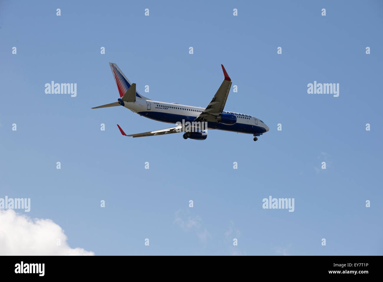 Transaero Airlines Boeing 737 mit Fahrwerk ausgefahren über Land West London UK Stockfoto