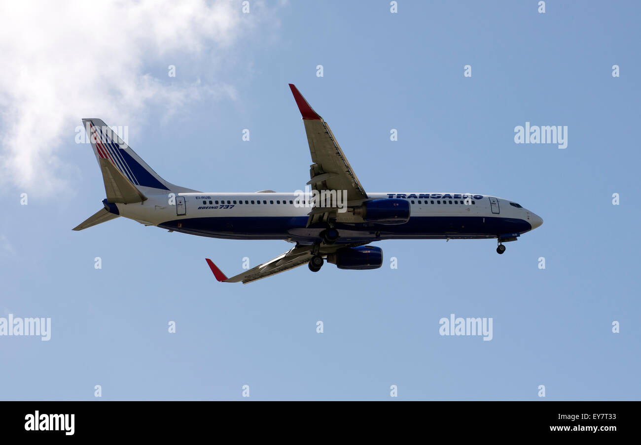 Transaero Airlines Boeing 737 mit Fahrwerk ausgefahren über Land West London UK Stockfoto