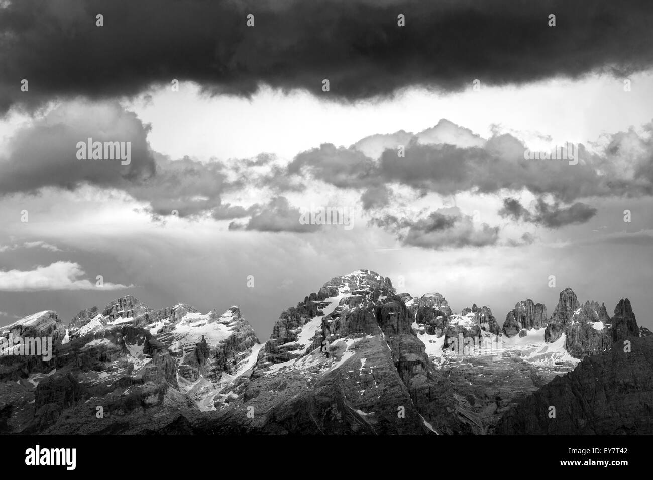 Wolkenlandschaft über der Brenta-Dolomiten-Berggruppe. Trentino, Italienische Alpen. Europa. Schwarz-weiße Berglandschaft. Stockfoto