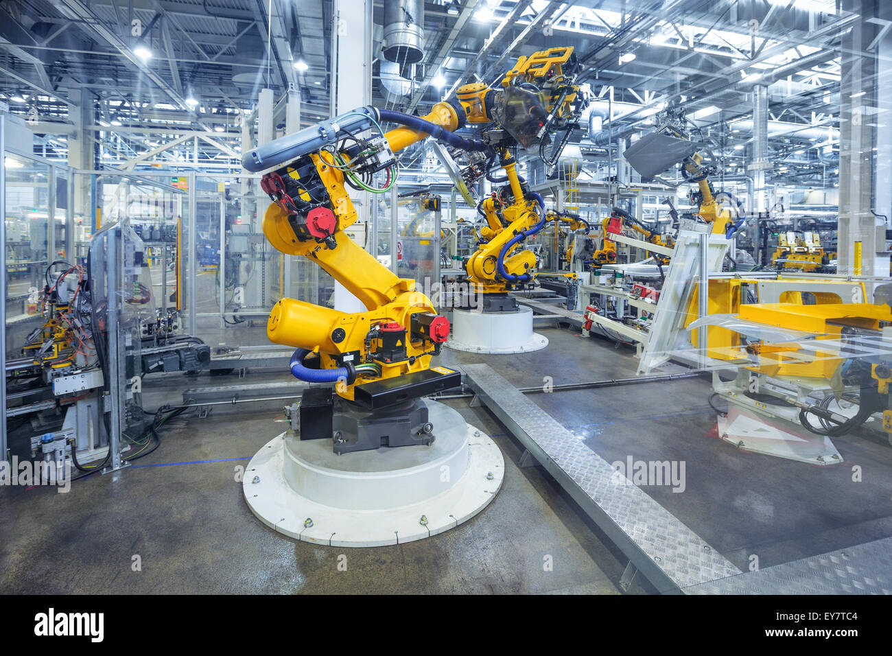 Roboter in einem Automobilwerk Stockfoto