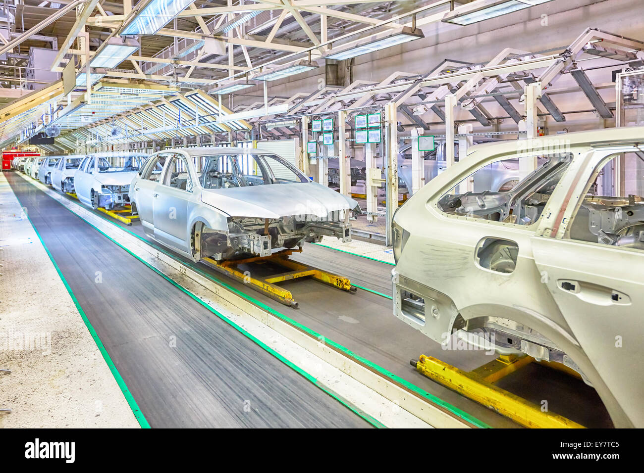 Autos in einer Reihe an Automobilwerk Stockfoto