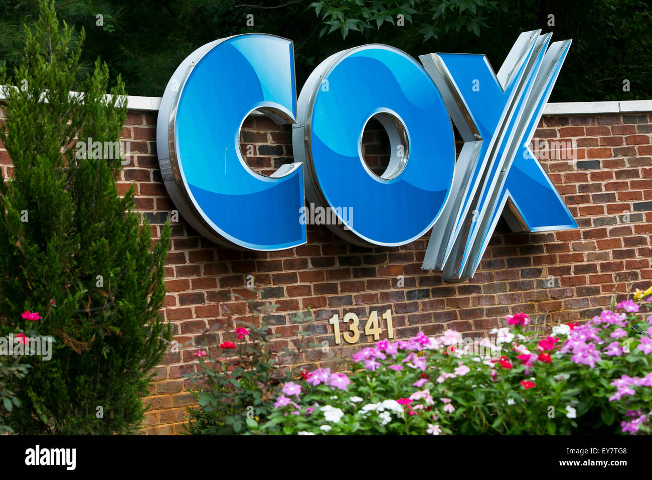 Ein Logo Zeichen außerhalb einer Einrichtung von Cox Communications, Inc., in Chesapeake, Virginia am 18. Juli 2015 besetzt. Stockfoto