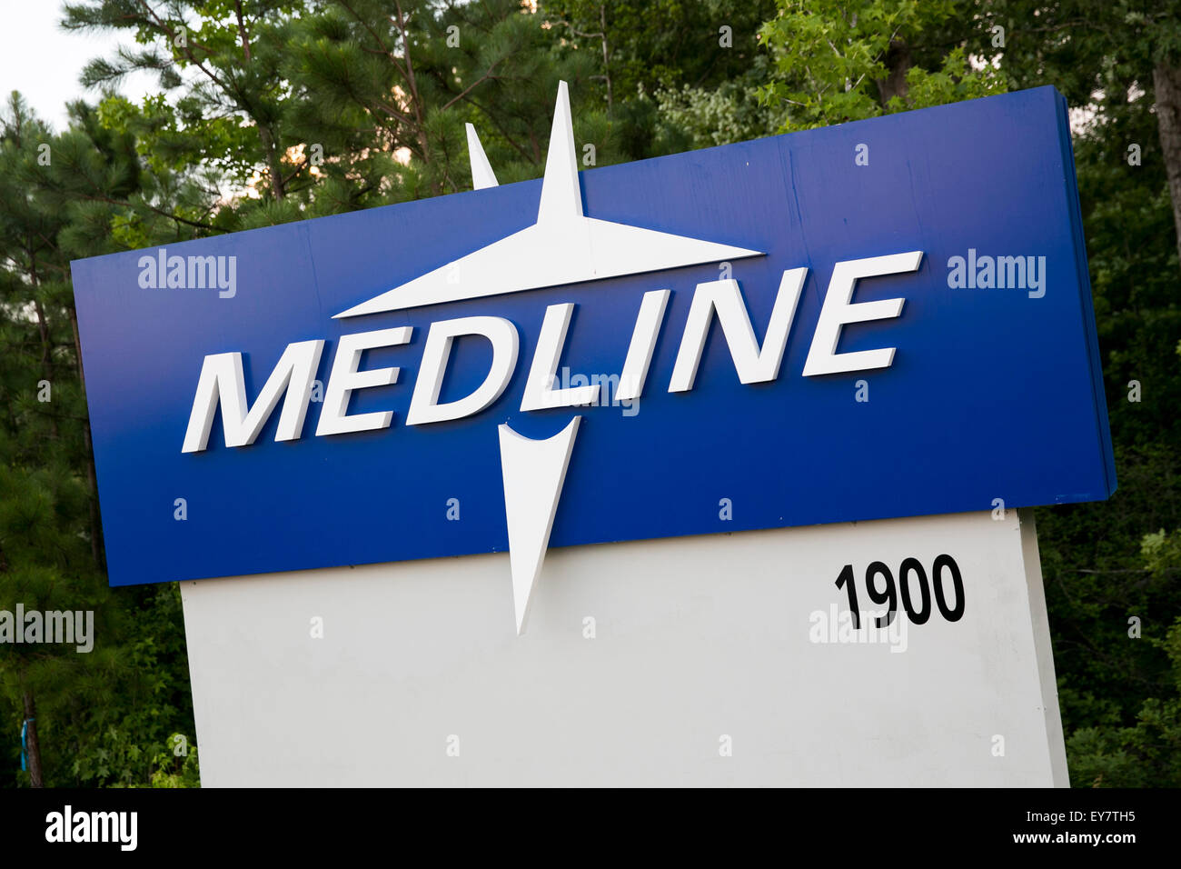 Ein Logo Zeichen außerhalb einer Einrichtung von Medline Industries, Inc., in Chester, Virginia am 18. Juli 2015 besetzt. Stockfoto