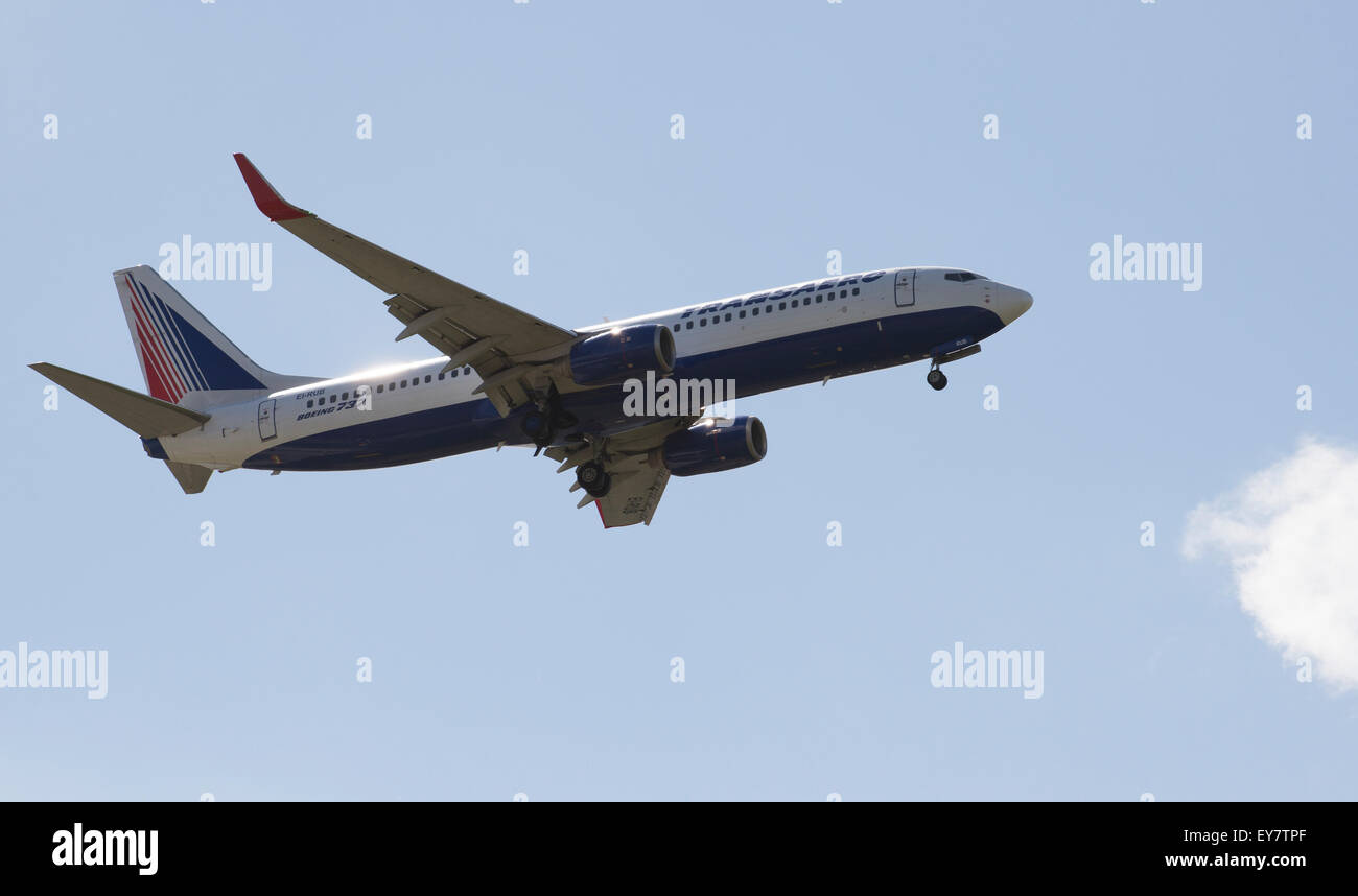 Transaero Airlines Boeing 737 mit Fahrwerk ausgefahren über Land West London UK Stockfoto