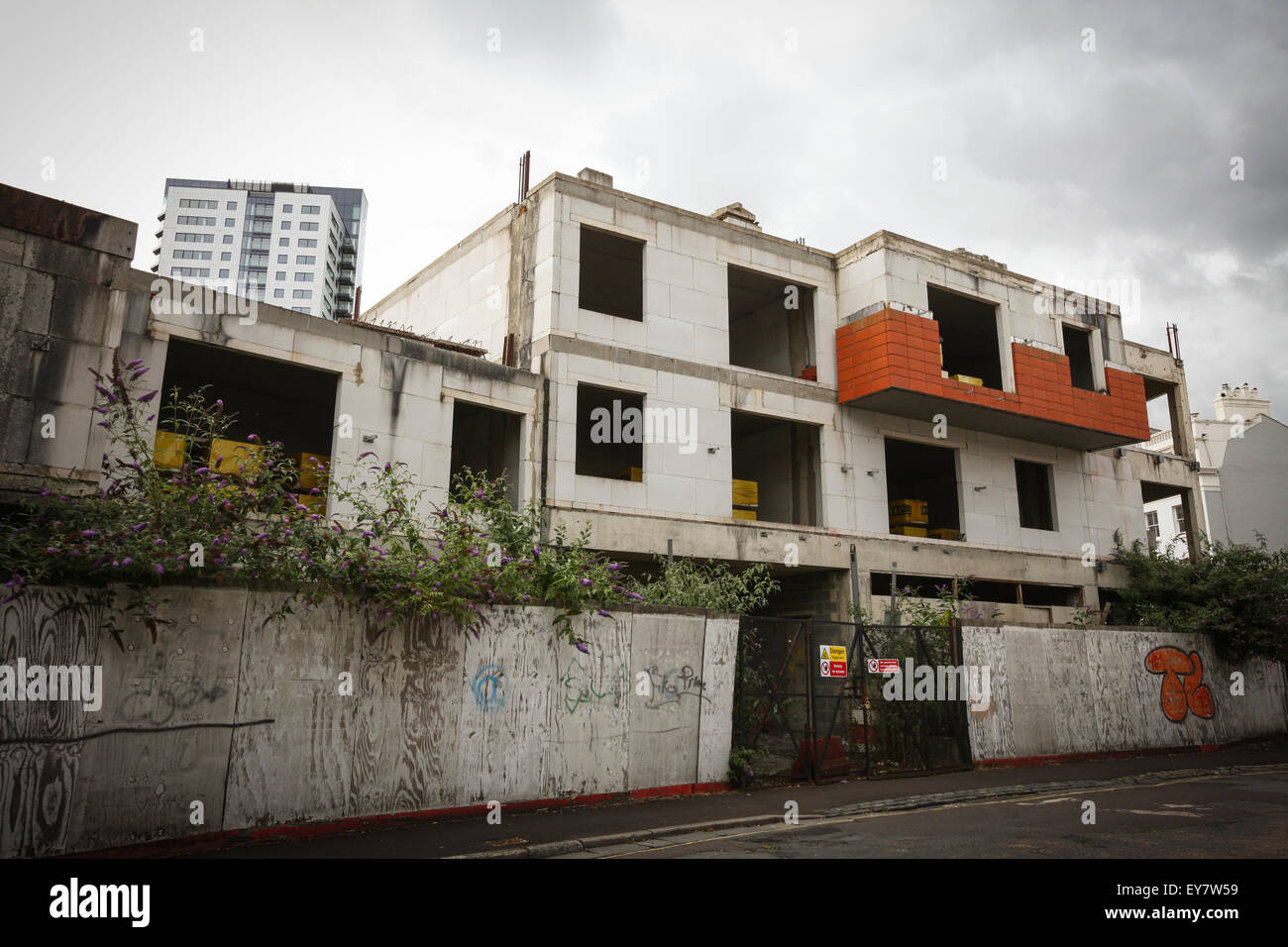 Verlassene Gebäudeprojekt, das seit Jahren nach dem Bau verfallenen gestoppt während der Rezession Stockfoto