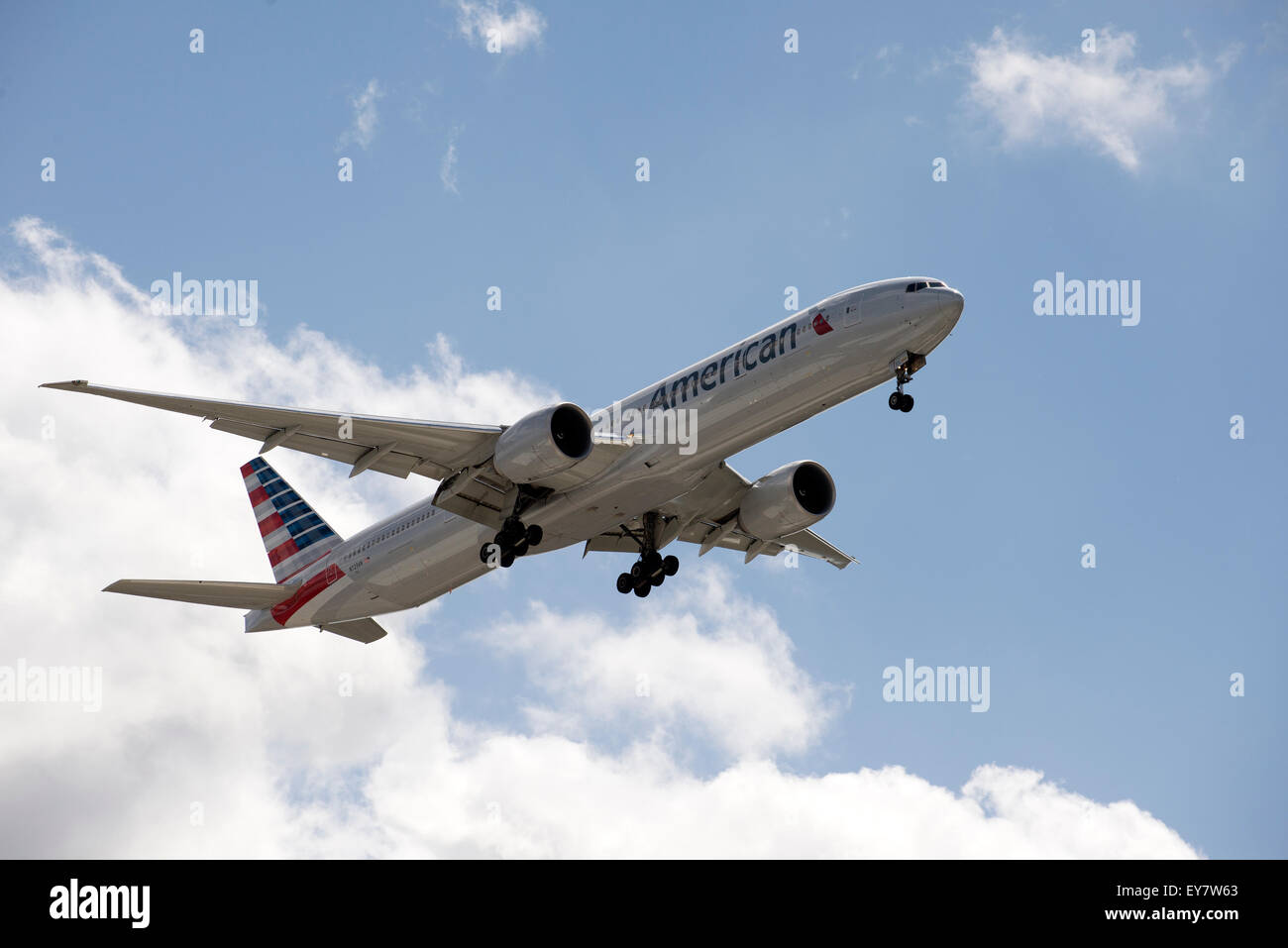 American Airlines Boeing 777 mit ausgefahrenem Fahrwerk nach unten in der Vorbereitung zu landen Stockfoto