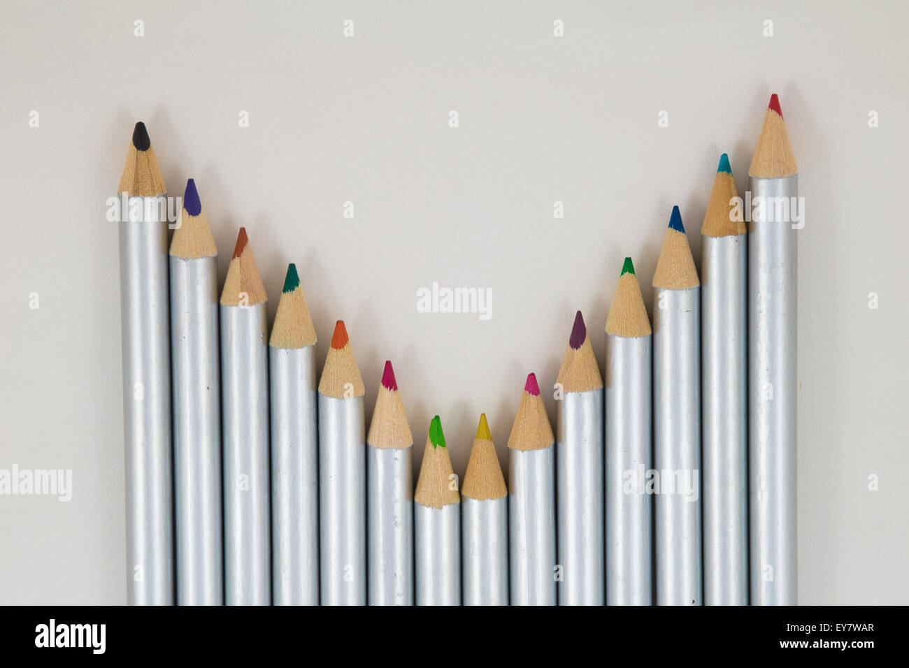 Buntstifte in einer V-Form Stockfoto