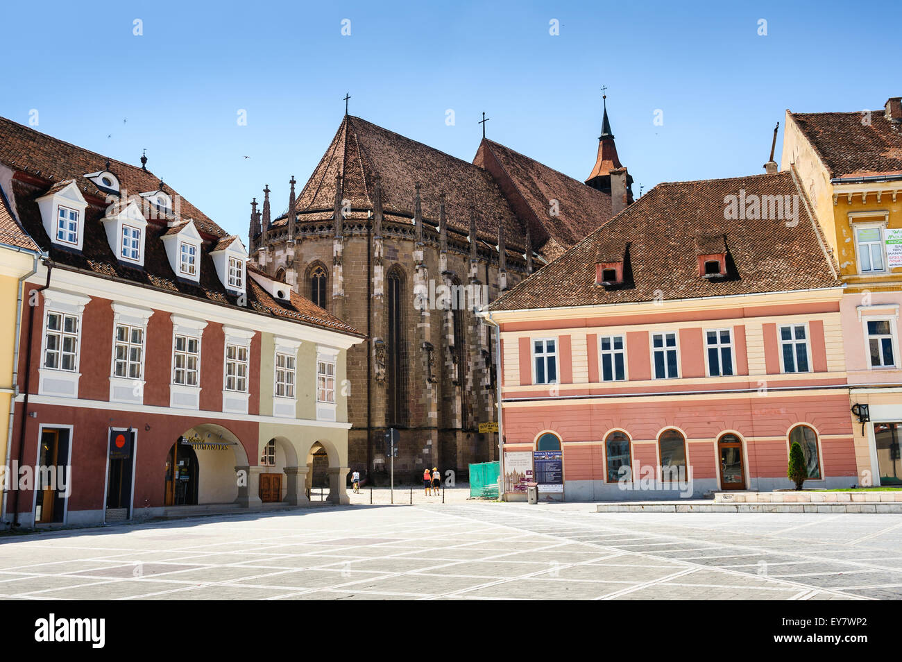 Brasov, Rumänien 6. Juli 2015: Rathausplatz ist die historische Mitte von Brasov, Rumänien. Schwarze Kirche im Hintergrund zu sehen. Stockfoto