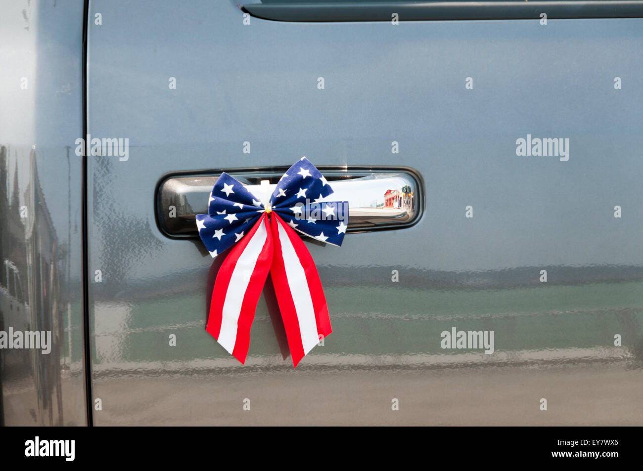 Stars And Stripes Bogen am Türgriff der ein amerikanisches Auto. Stockfoto