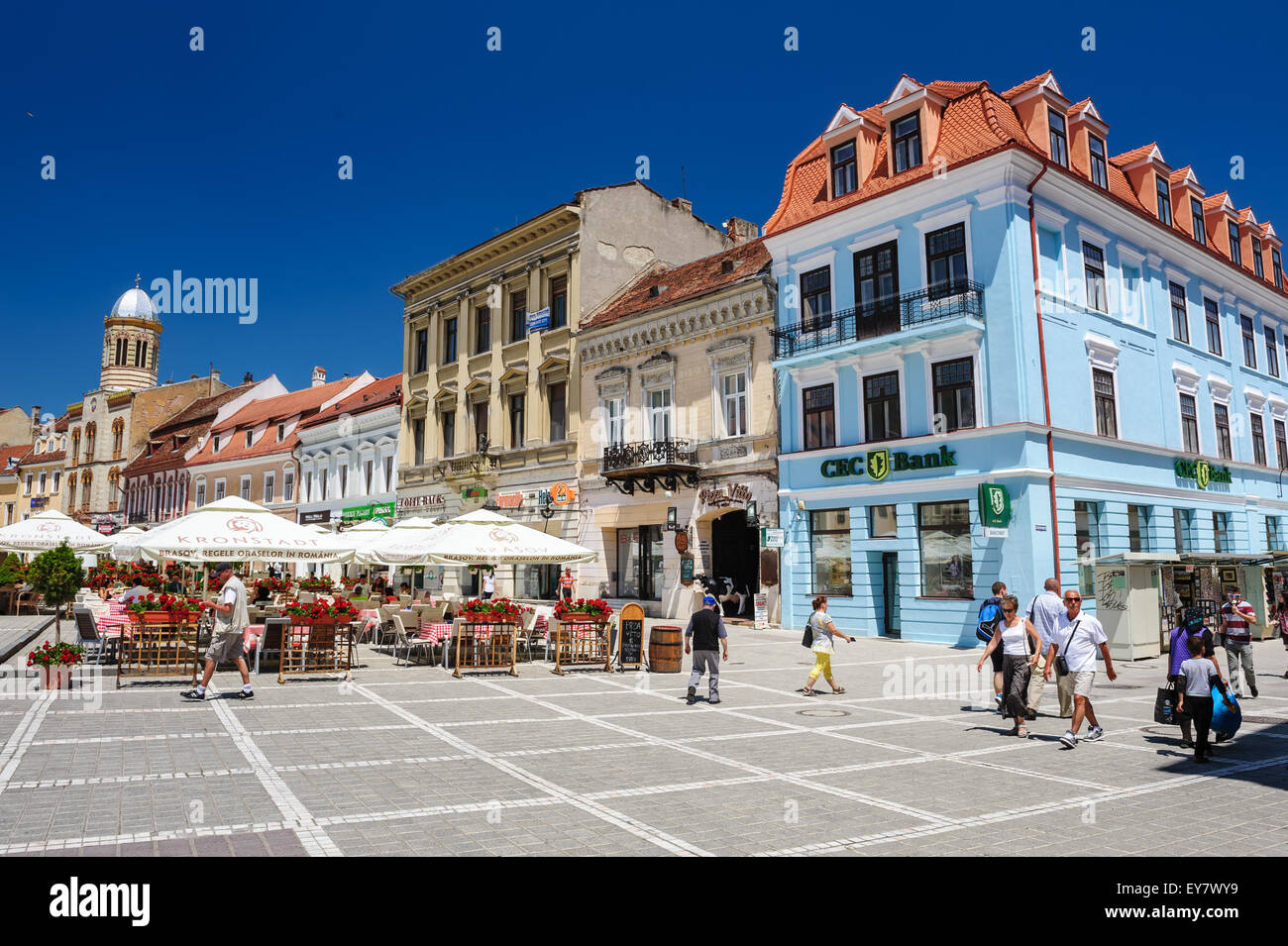 Brasov, Siebenbürgen, Rumänien, 6. Juli 2015: Rathausplatz ist historischen Zentrum der Stadt, Leute Walkinng und sitzen am gro Stockfoto