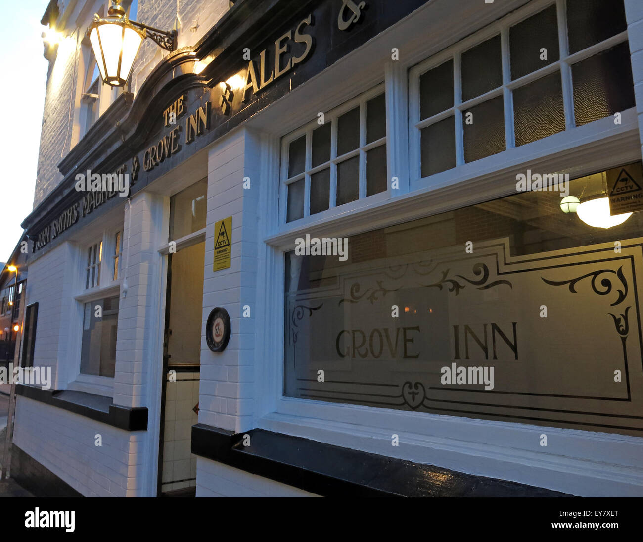 Grove Inn Pub, Back Row, Leeds, West Yorkshire, England, UK in der Abenddämmerung Stockfoto