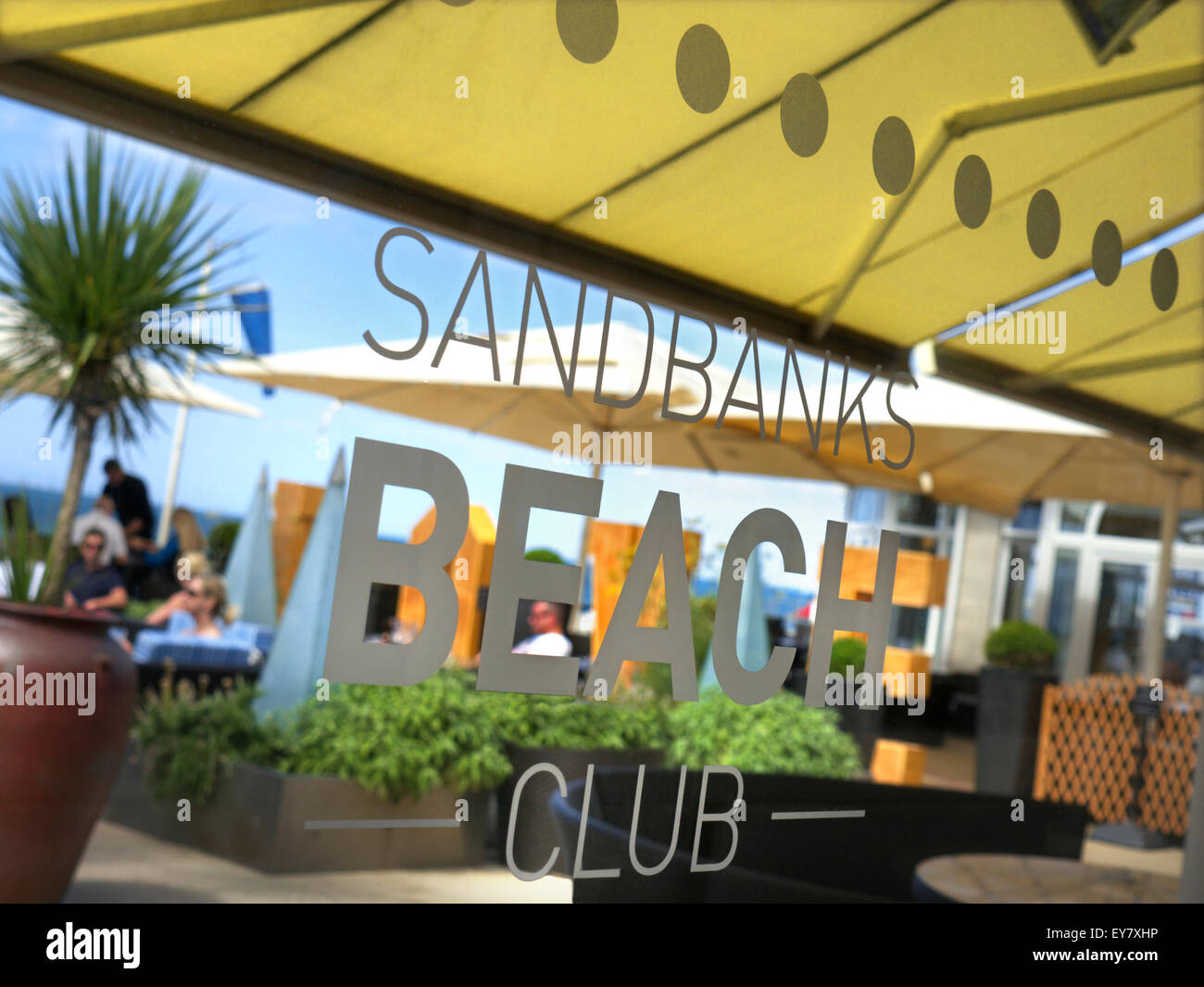 Sandbänke Luxus Beach Club mit Gönner genießen Sie Snacks und Getränke serviert direkt Sandbänke Halbinsel Strand Poole Dorset UK Stockfoto