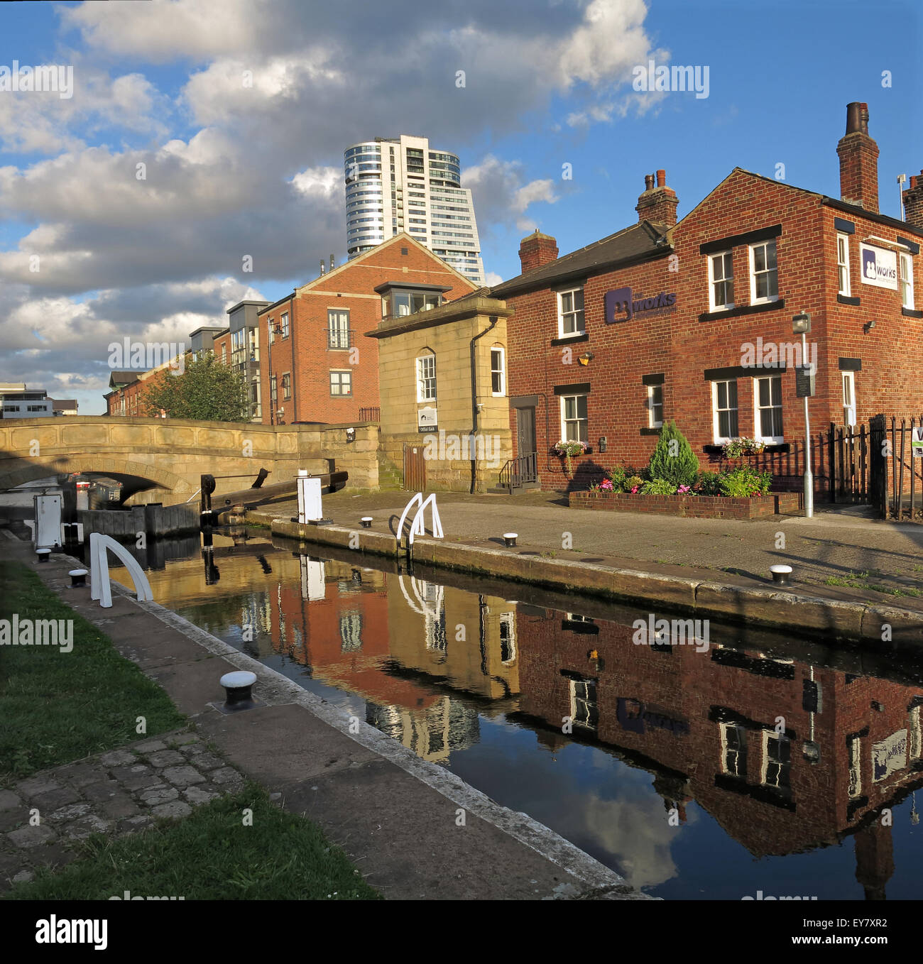 Leeds Wharf Lock, Innenstadt, West Yorkshire, England, Vereinigtes Königreich (Leeds / Liverpool Canal) Reflexion Stockfoto
