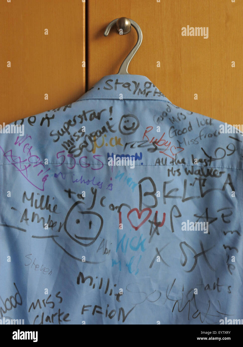 Schule und Schulabgänger Shirt mit Unterschriften der Klassenkameraden Stockfoto