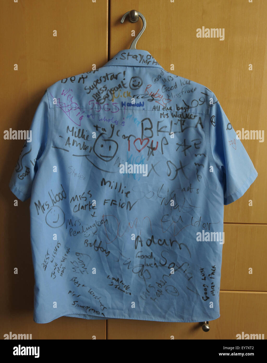 School Out - School Abbrecher Shirt mit Unterschriften von Klassenkameraden zu verlassen, ein Übergangsritus in Großbritannien Stockfoto