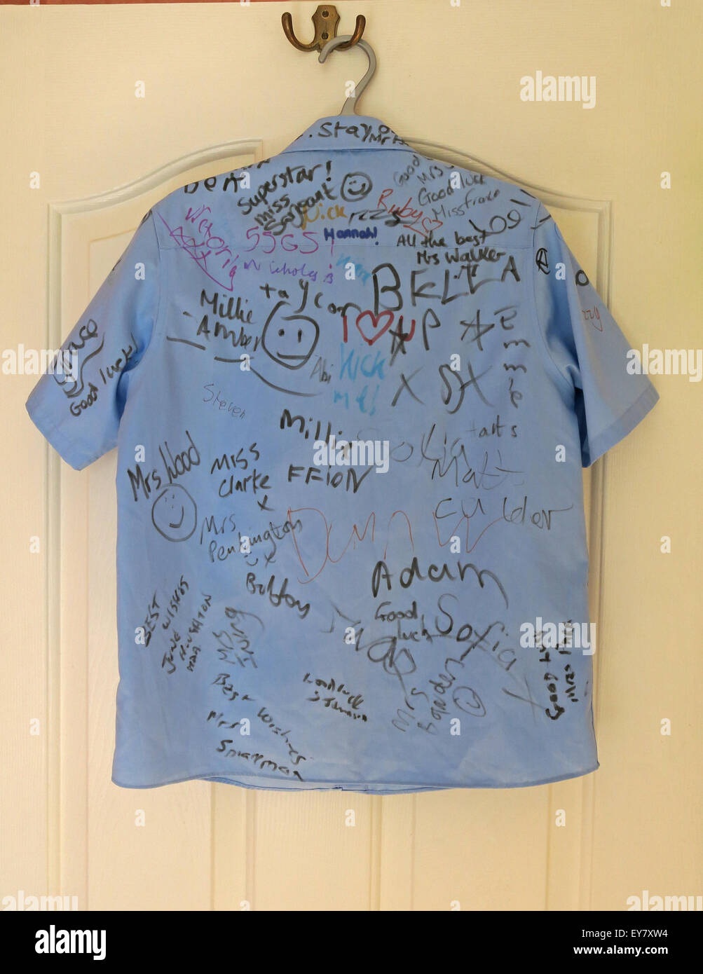 Schule und Schulabgänger Shirt mit Unterschriften der Klassenkameraden Stockfoto