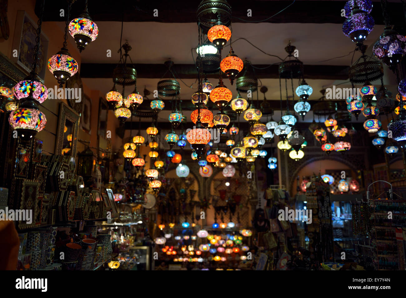 Maurische Laternen von Glasperlen in einem Geschäft in Alcaiceria Granada Spanien Stockfoto