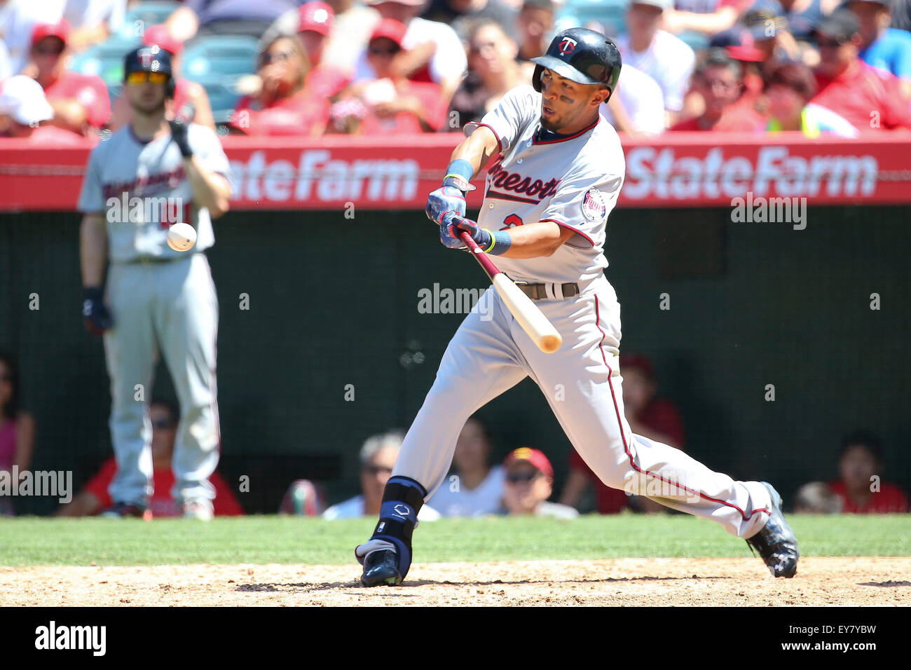 Anaheim, Kalifornien, USA. 23. Juli 2015. Minnesota Twins linker Feldspieler Eddie Rosario #20 erhält einen Treffer im Spiel zwischen den Minnesota Twins und die Los Angeles Angels of Anaheim, Angel Stadium in Anaheim, CA, Fotograf: Peter Joneleit Credit: Cal Sport Media/Alamy Live News Stockfoto