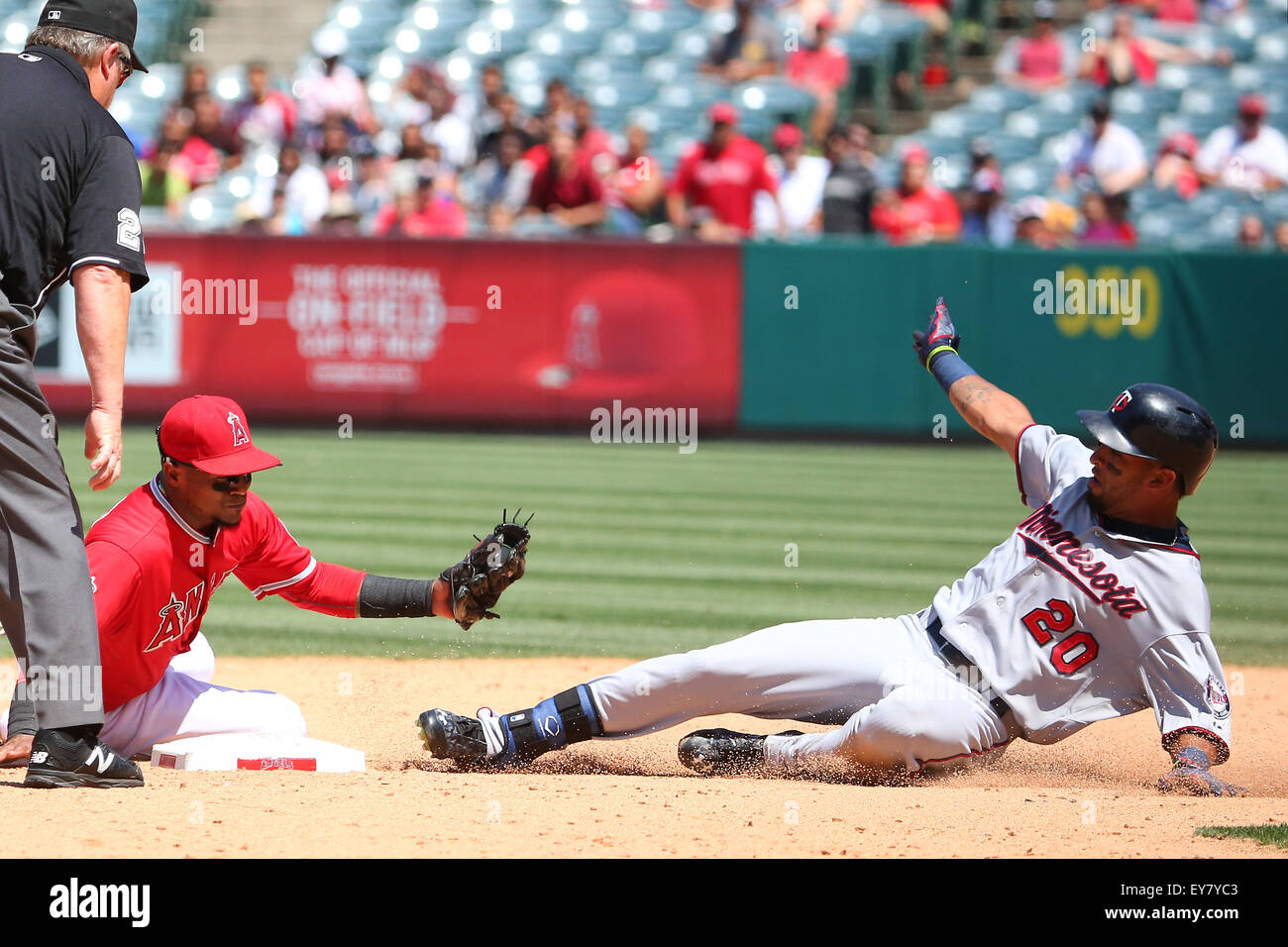 Anaheim, Kalifornien, USA. 23. Juli 2015. Minnesota Twins linker Feldspieler Eddie Rosario #20 versucht, ein einzelnes in ein Doppelbett verwandeln wie Los Angeles Angels Shortstop Erick Aybar #2 der Tag des Spiels zwischen den Minnesota Twins und die Los Angeles Angels of Anaheim, Angel Stadium in Anaheim, CA, Fotograf gilt: Peter Joneleit Credit: Cal Sport Media/Alamy Live News Stockfoto