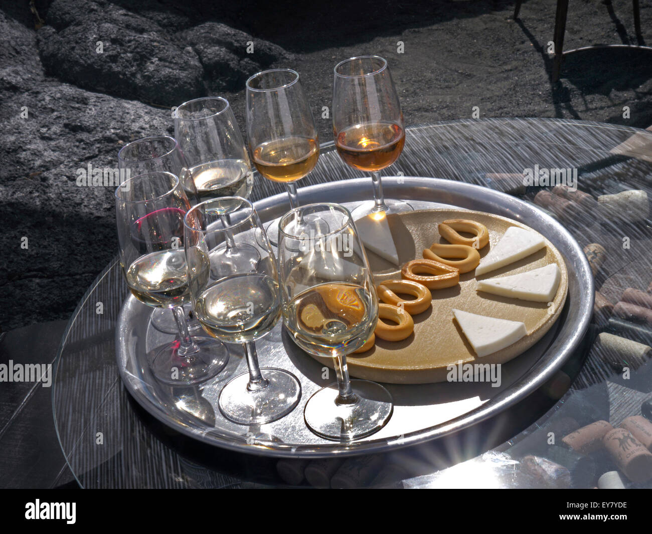 Weinprobe Alfresco Weintour Urlaub Urlaubssituation mit Rot-und Weißwein Auswahl, Käse und trockene Kekse auf Glasfass Ende mit Korken Stockfoto